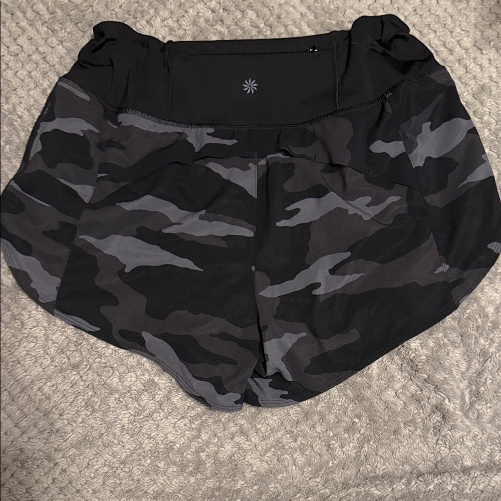 🏃‍♀️ Athleta Black Camo mid-rise Racer Run Shorts | Size Small 🖤 - Picture 3 of 8